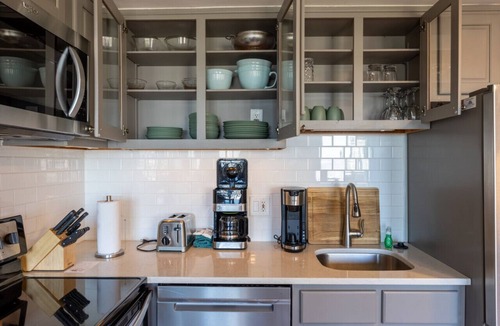 Edray Condo | ML316 Stylish & Modern! Breathtaking mountain/trail view Close to Village Wi-Fi
