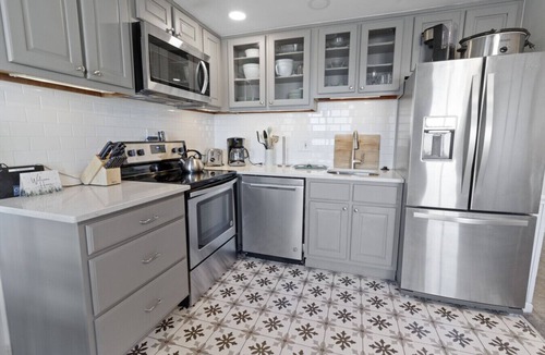 Edray Condo | ML316 Stylish & Modern! Breathtaking mountain/trail view Close to Village Wi-Fi