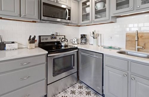 Edray Condo | ML316 Stylish & Modern! Breathtaking mountain/trail view Close to Village Wi-Fi