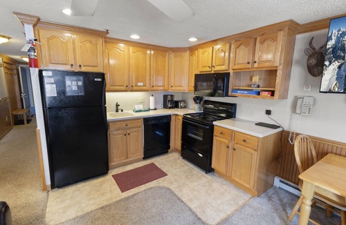 Edray Apartment | ML390 King Bed Sleeps 8 Quiet Mountain View WiFi