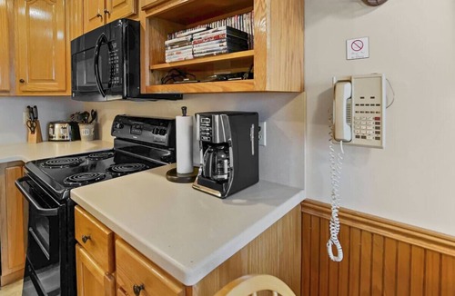 Edray Apartment | ML390 King Bed Sleeps 8 Quiet Mountain View WiFi