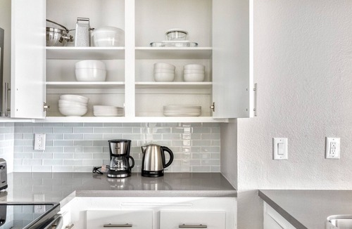 Warner Center Apartment | Mod Woodland Hills 1BR w/Pool & Gym, near Warner Center, by Blueground