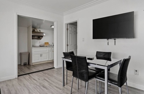 El Monte Condo | Modern 1B1B Private Entrance Gibson