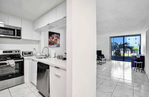 Golden Glades Apartment | Modern 1BR Getaway Near Hard Rock Stadium