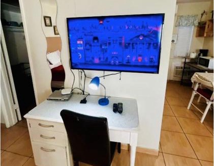 Downtown Hollywood Apartment | Modern 1BR Hollywood Studio - Enjoy Garden & BBQ