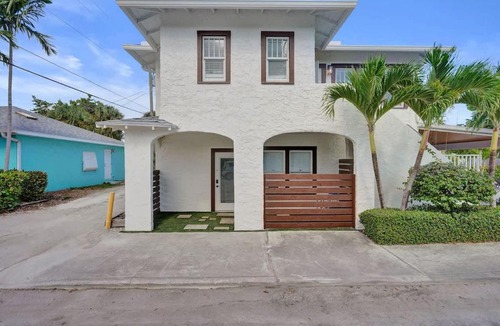 Mango Groves Apartment | Modern 1BR Retreat w Pool & Bar at Lake Worth