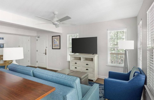 Sea Scape Hotel | Modern 1BR Suite: Kitchen & Lake Access near Sea Scape Golf Links