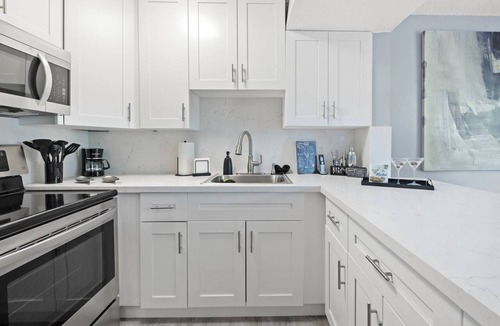 Lauderdale Lakes Condo | Modern 2-Bed | 1.5-Bath | Private Backyard | Parking | Perfect Stylish Getaway for 6 Guests