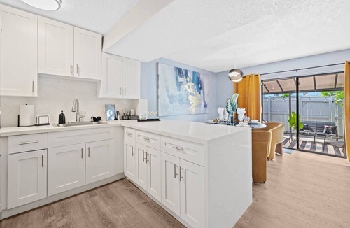 Lauderdale Lakes Condo | Modern 2-Bed | 1.5-Bath | Private Backyard | Parking | Perfect Stylish Getaway for 6 Guests