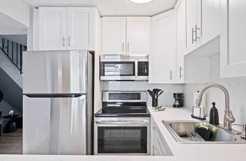 Lauderdale Lakes Condo | Modern 2-Bed | 1.5-Bath | Private Backyard | Parking | Perfect Stylish Getaway for 6 Guests