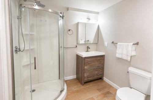 Revere Apartment | Modern 2 Bed 2 Bath Walk to Beach and Train 15 min Airport