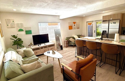 Central Oakland Park House | Modern 2 Bedroom Home in the Heart of Downtown Oakland Park