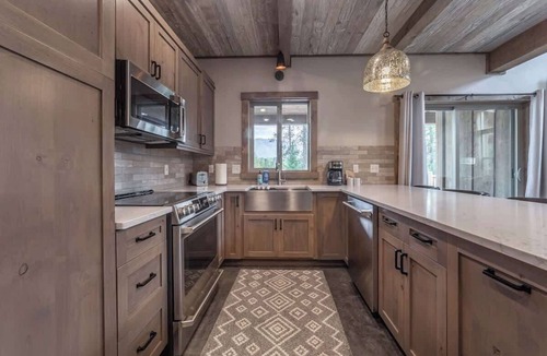 Coram Condo | Modern 2BD/2BA Condo GNP Proximity Private Spa BBQ