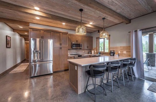 Coram Condo | Modern 2BD/2BA Condo GNP Proximity Private Spa BBQ