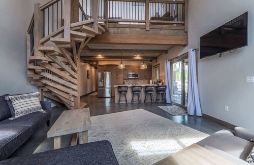 Coram Condo | Modern 2BD/2BA Condo GNP Proximity Private Spa BBQ