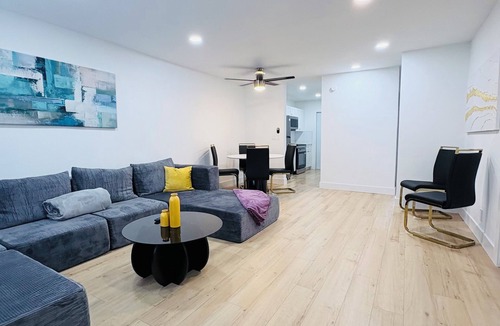 Highland Garden Apartment | Modern 2BDx2BTH in HOLLYWOOD with Parking, Washer Drier, AC, High Speed WIFI
