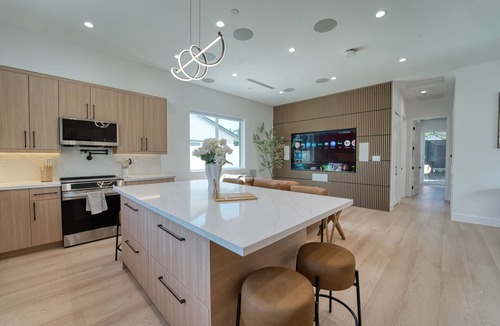 Northridge House | Modern 2BR + 2BA House + EV Charger + King Bed + Fire Pit + BBQ + Near Universal