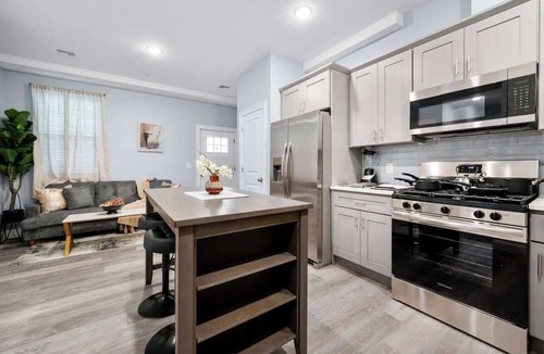 Forest Hill Apartment | Modern 2BR | 2BA w/King Near Park
