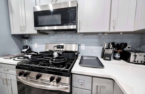 Forest Hill Apartment | Modern 2BR | 2BA w/King Near Park