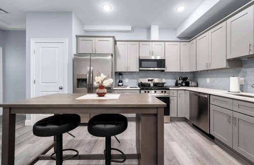 Forest Hill Apartment | Modern 2BR | 2BA w/King Near Park