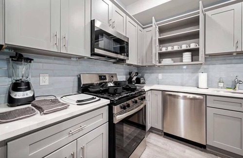 Forest Hill Apartment | Modern 2BR | 2BA w/King Near Park