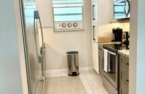 Sunny Isles Beach Apartment | Modern 2BR condo, 5 min walk to the beach w/Heated Pool and free parking spot
