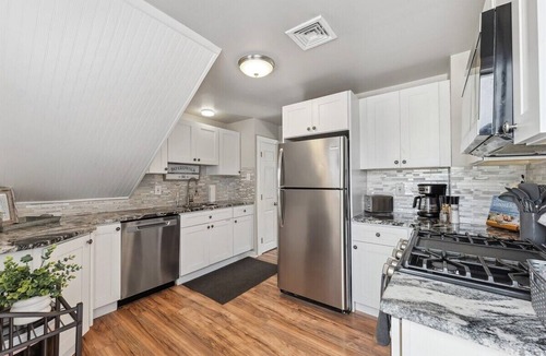 Wildwood Crest Condo | Modern 2BR Condo with Deck Short Walk to Beach!
