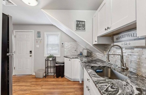 Wildwood Crest Condo | Modern 2BR Condo with Deck Short Walk to Beach!