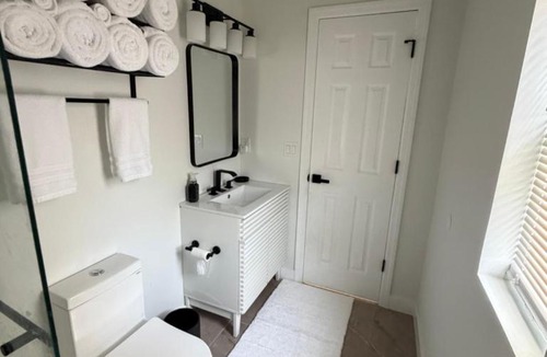 Communipaw Apartment | Modern 2BR Oasis