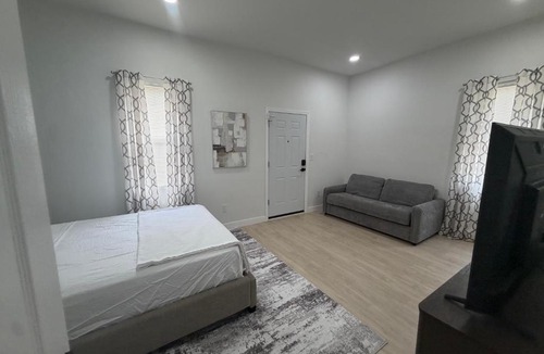 Communipaw Apartment | Modern 2BR Oasis