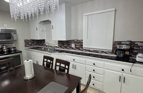 Winston - Salem House | Modern 2BR Retreat 85” TV Ultra-Comfy king Beds