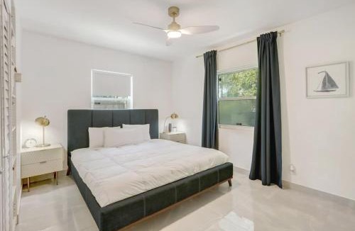 Hallandale Beach House | Modern 2BR with Jacuzzi BBQ Near Beach & FLL