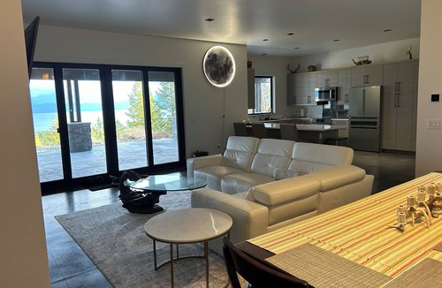 Lakeside House | Modern 3-bedroom bungalow in peaceful Somers with great lake and mountain views