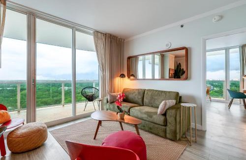 Coconut Grove Apartment | Modern 3BR 3BA Grove Condo Views Balconies Full Kitchen 3 Parking