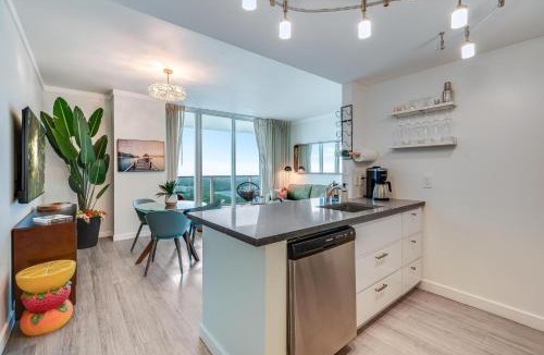 Coconut Grove Apartment | Modern 3BR 3BA Grove Condo Views Balconies Full Kitchen 3 Parking