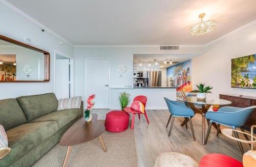 Coconut Grove Apartment | Modern 3BR 3BA Grove Condo Views Balconies Full Kitchen 3 Parking