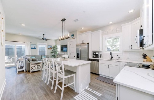 Corolla Light Condo | Modern 3BR, Dogs OK, Walk to beach, Hot Tub, Pool