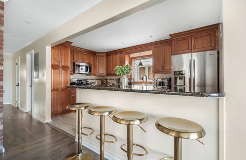 Kearny Apartment | Modern 3BR + Free Parking+Near NYC, EWR & American Dream Mall