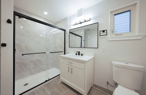 Eagle Hill Apartment | Modern 3BR in Eagle Hill - Close to Airport, Transit & Downtown