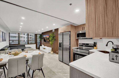 Mid Beach Apartment | Modern 3BR Ocean-View Condo | Pools, Gym & Sauna 1407
