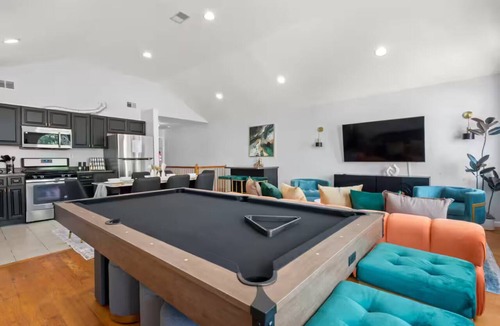 West Side House | Modern 3BR Sleeps 11 Near NYC with Pool Table