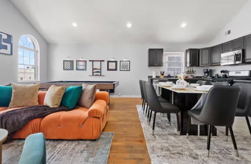 West Side House | Modern 3BR Sleeps 11 Near NYC with Pool Table