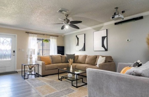Tamarac House | Modern 4/2 Close to Miami, BB&T, Outlets- King Bed