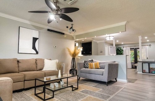 Tamarac House | Modern 4/2 Close to Miami, BB&T, Outlets- King Bed