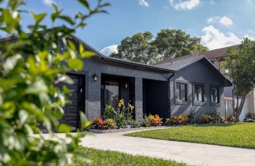 Tamarac House | Modern 4/2 Close to Miami, BB&T, Outlets- King Bed