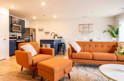 Camden House | Modern 4 bdr with King size bed Patio and Late Checkout!