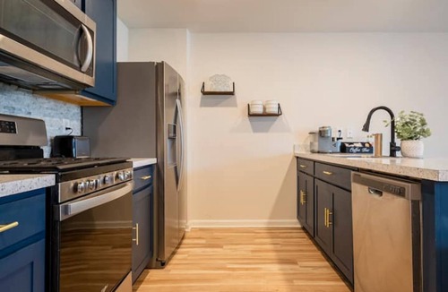Camden House | Modern 4 bdr with King size bed Patio and Late Checkout!