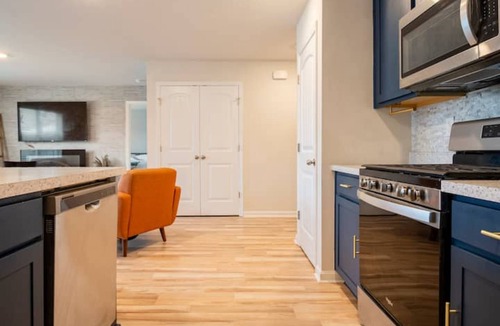 Camden House | Modern 4 bdr with King size bed Patio and Late Checkout!