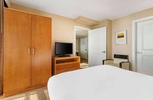 Northeast Virginia Beach Hotel | Modern 4 Units Beachfront Getaway Steps from Sand & Sea, Great for Families