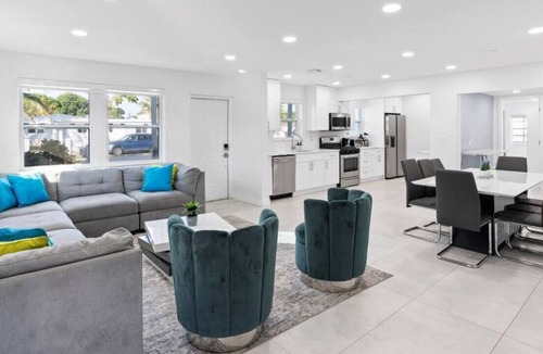 West Hollywood House | Modern 5/2 -Heated POOL. GRILL. Big backyard